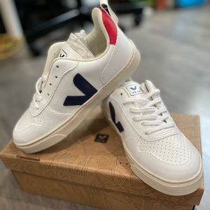 NWT Veja kids leather sneakers size 4 EU 34
